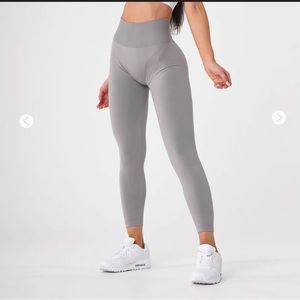 NVGTN Light Grey Solid Seamless Leggings - NWT size M